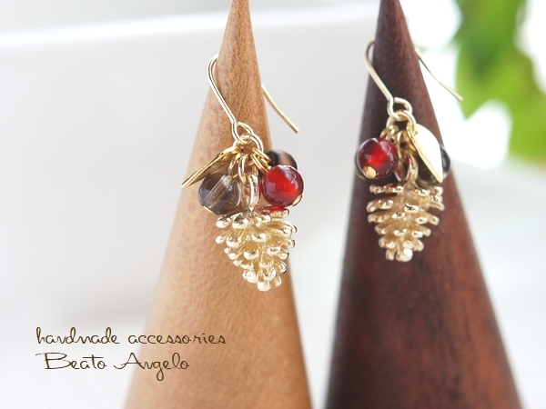 ◆◆+angelo+松ぼっくりと赤メノウのピアス(p-001)G スモーキークォーツ パール リーフ 秋冬 木の実拍卖