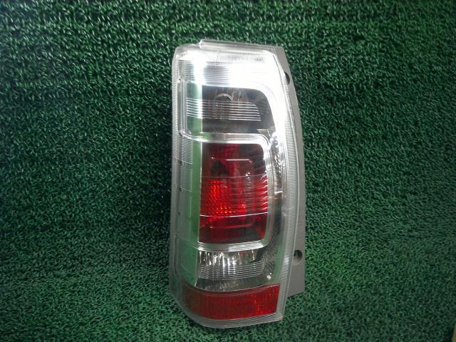ルクラ DBA-L455F 左テールランプ カスタムR KF-VE X07 81560-B2350拍卖