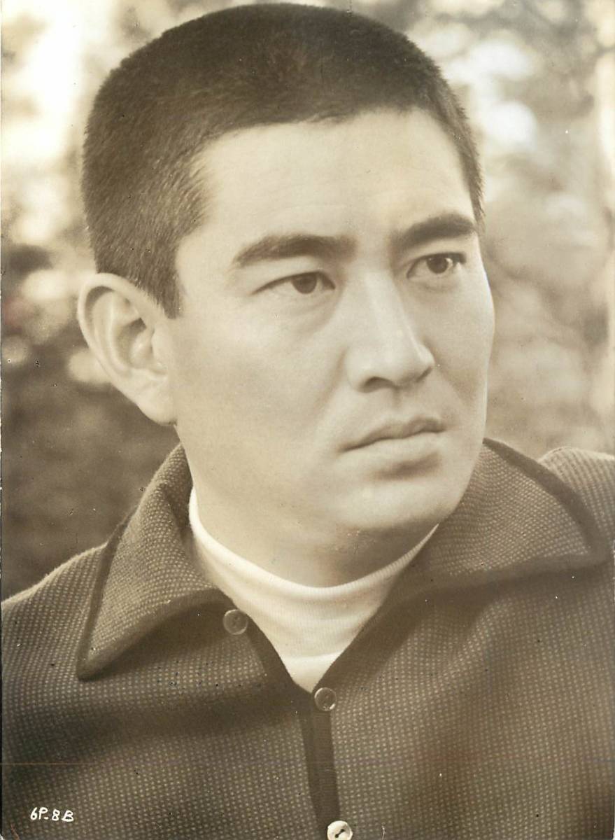 p36575『高倉健』スナップ 裏東映芸能社名・住所スタンプ入拍卖