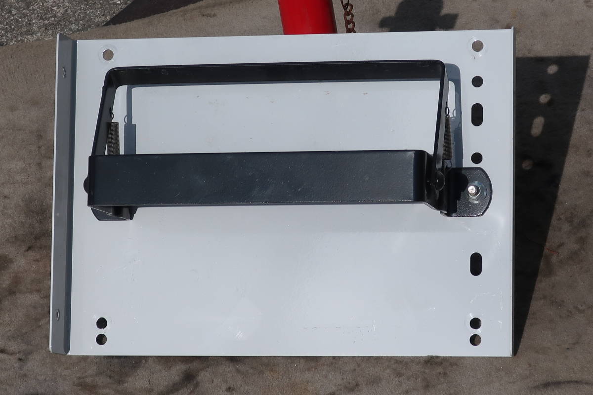 R2 2PG-CYJ77C ISUZU GIGA いすゞ ギガ 10t 15t 4軸低床 純正 車輪止めホルダー 車輪止め収納 ブラケット 新車外し! NO60拍卖