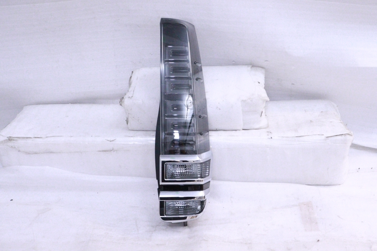 2Y-328★【値下】美品★後期 LED ZRR80W ヴォクシー★右テールライト KOITO 28-243 打刻:VR ユニット 純正★トヨタ (RO)拍卖