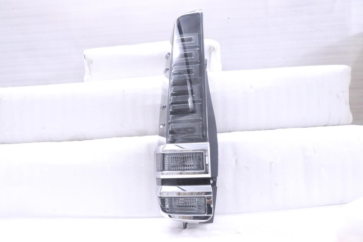 32-2141★【値下】美品★後期 LED ZRR80W ヴォクシー HV★左テールライト KOITO 28-243 打刻:VL 純正★トヨタ ハイブリッド (DM)拍卖
