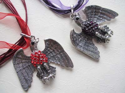 SWラインストーン付き イーグルペンダント 赤とアメジスト拍卖