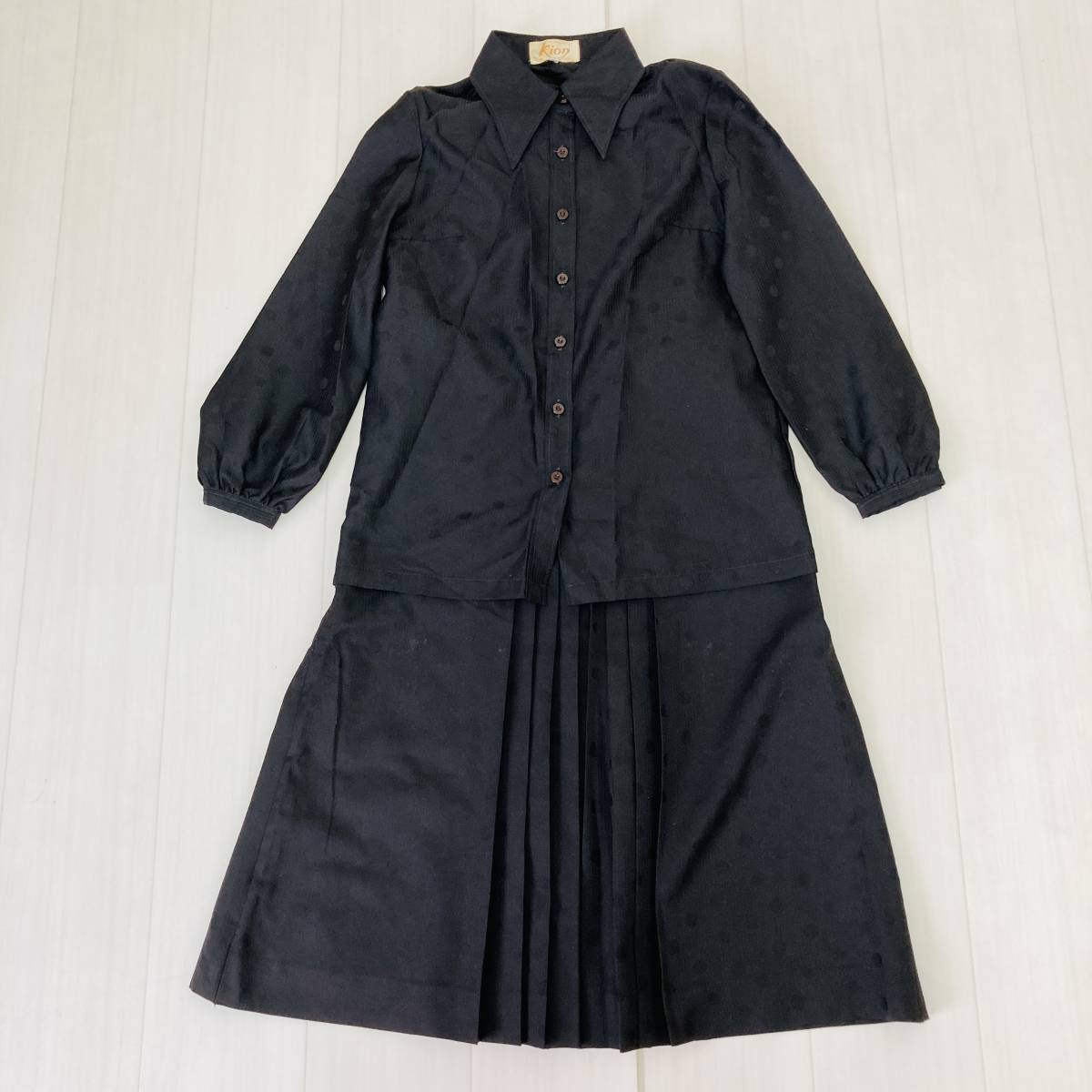 a03152 kion レディース セットアップ ブラウス スカート 長袖 プリーツ 薄手 ドット柄 9 黒 上品 エレガント シック モノトーンモード拍卖