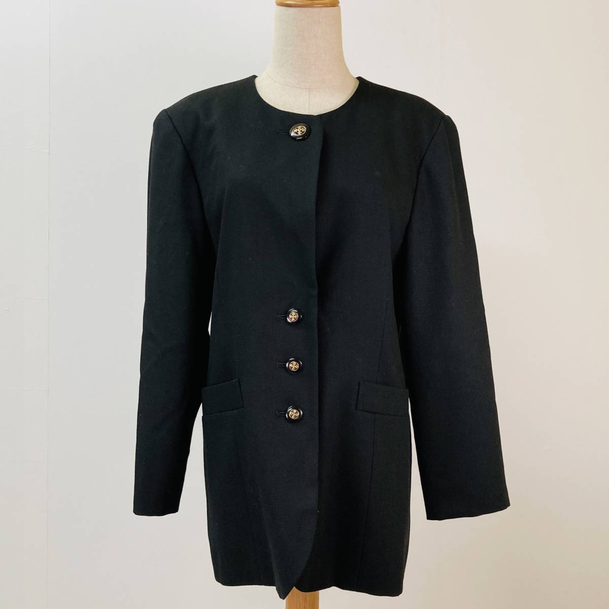 a03219 美品 粋人 レディース ジャケット ノーカラー 肩パット 日本製 デザイン M 黒 毛100% 昭和レトロ 上品 フォーマルイブニングウェア拍卖