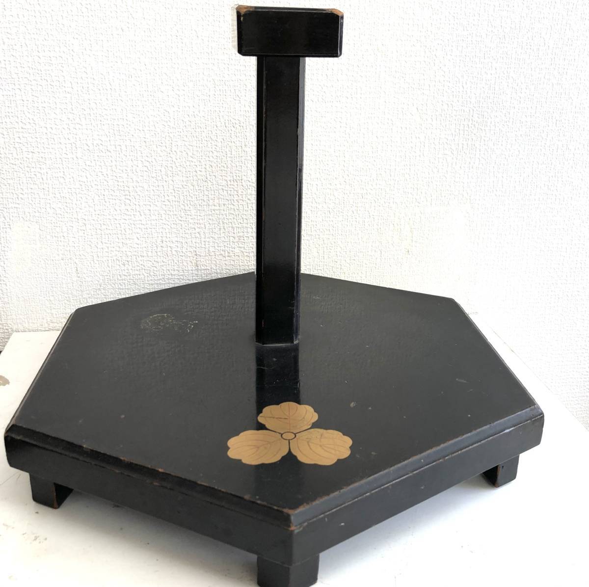 旧家蔵出し★江戸期【鎧甲冑飾り道具】家紋入り 木製兜掛け 兜置き 武具飾り道具 兜掛け 時代物拍卖