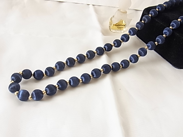 美しいロイヤルブルーのベロア素材のような布生地 ゴールドカラーのストーン調のビジューとの2色の配色が上品 被りタイプ ネックレス◎拍卖