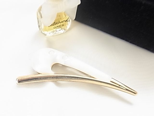 ビンテージ/ヴィンテージ シェル調の白色にキラキララインストーンが2粒埋め込みされているデザイン 昭和 ブローチ◎拍卖