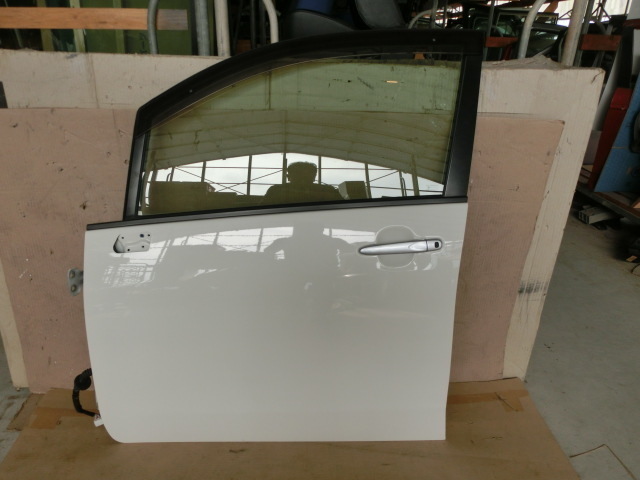 後期ムーヴ 左 フロント ドア 白 W09 b平成25年 DBA-LA100S 助手席 X.SA 拍卖