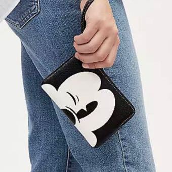 送料込●新品●COACH X ディズニー100周年コラボ ストラップ付きポーチ A 小物入 コーナーZIP ウィンクミッキー 2023年コラボ新作拍卖