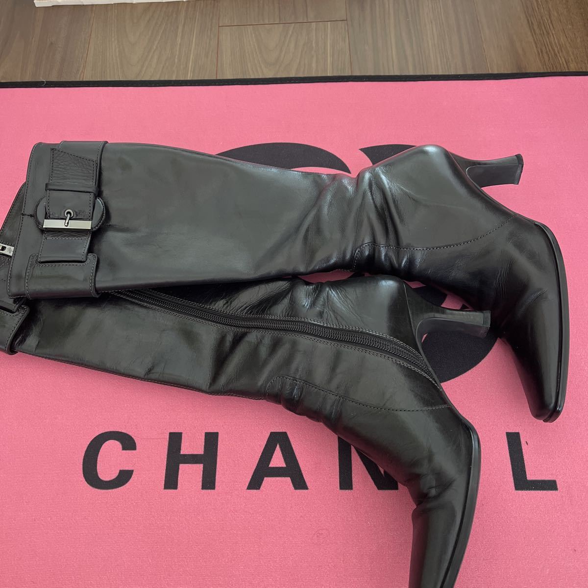 ★最終出品 銀座かねまつ 美脚になるロングブーツ ベルト付き サイドファスナー 黒 ブラック IT 23.5cm D 7cmヒール拍卖