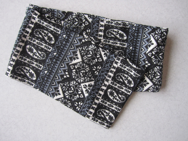 レディース スヌード ネックウォーマー エスニック調 黒×白×灰色 冷え対策に拍卖