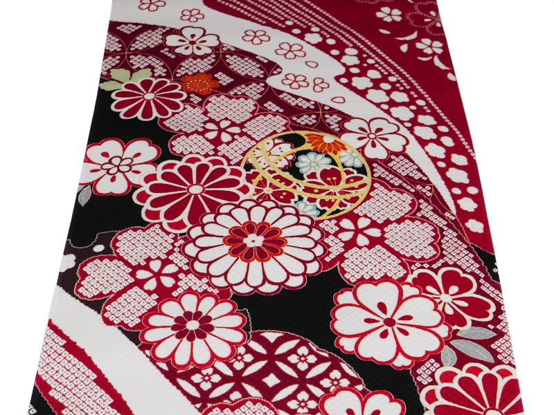1234番 新品 正絹 振袖用サンプル地端切れ 長さ約92㎝  鹿の子の地模様入  黒と白と赤と焦げ茶の地に熨斗目や菊や桜や手毬等の模様 拍卖