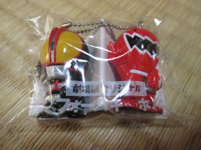 仮面ライダーファイズ&アバレンジャー★劇場版オリジナル・ピースフォームキーホルダー★新品未開封★非売品拍卖