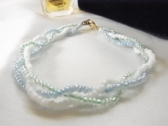 白と水色とメロンカラー 3色のビーズの三つ編みのような編込みデザイン 華奢デザインのブレスレット◎拍卖