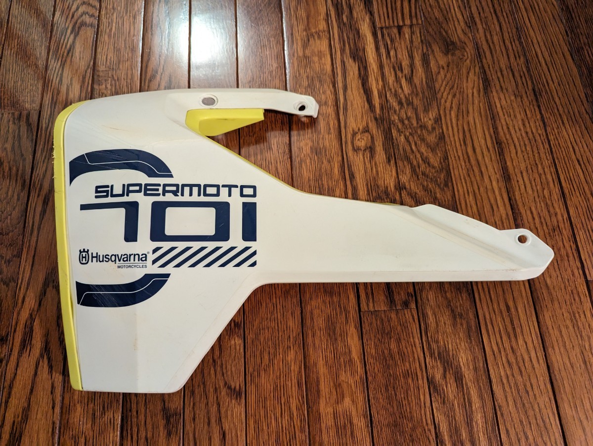 Husqvarna ハスクバーナ701 エンデューロ/スーパーモト フロント左サイドカバー 中古品拍卖