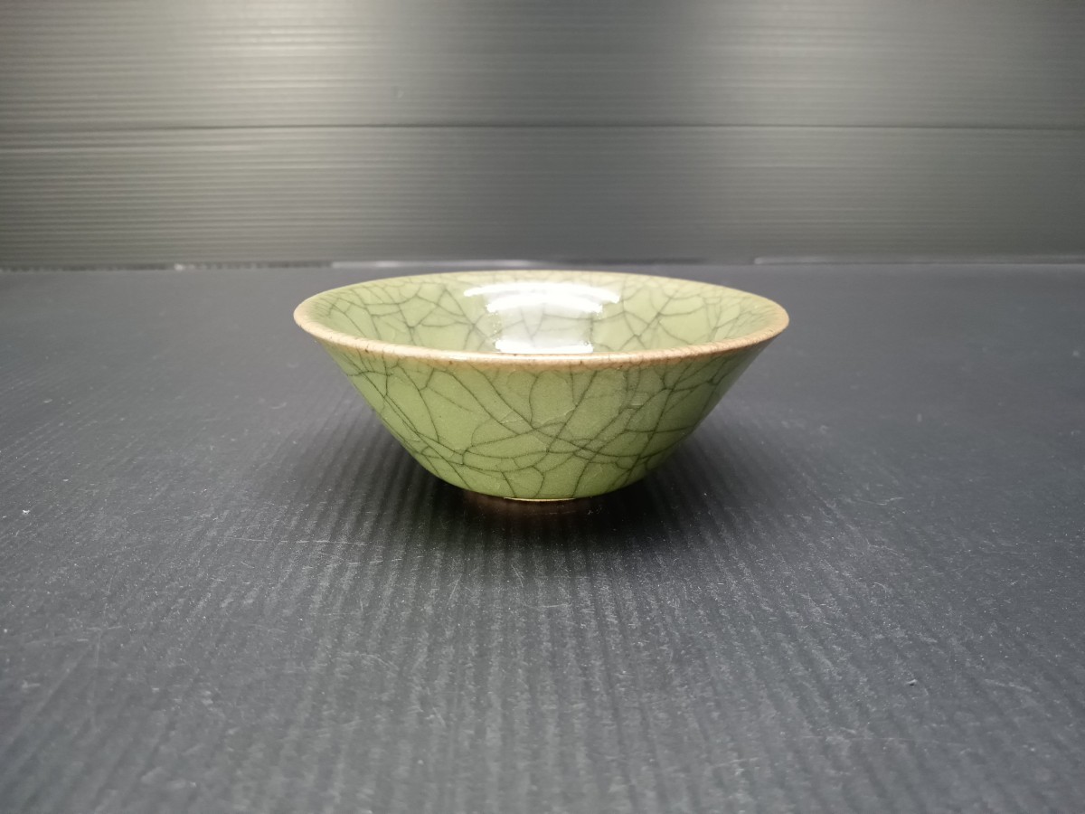 翠青瓷盃 圓田拓男作 美術年鑑掲載作家 共箱 青瓷 青磁 盃 酒盃 酒器 ぐい呑 ぐい呑み 陶芸作家 有田焼 手作り 陶器 焼物拍卖