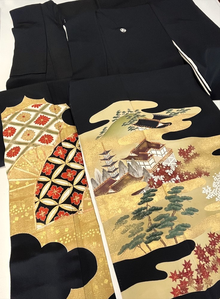 花とら●リサイクル着物 黒留袖 2枚まとめて 伊勢丹扱い 刺繍 正絹比翼付き 着用可能 リメイク 素材 231004拍卖