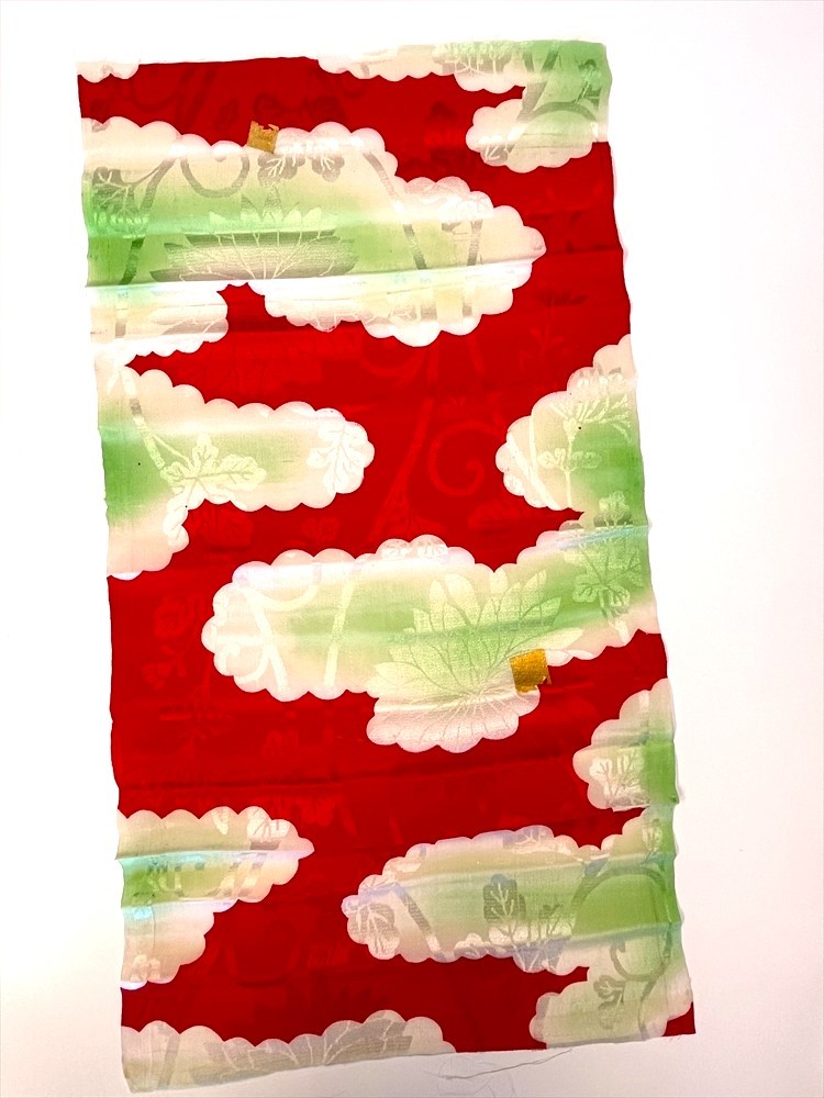 花とら●リサイクル端切れ リメイク 素 赤 雲取り 菊地紋 素材 細工用 231005-06拍卖