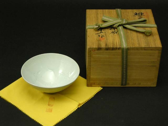 安東五 作 李朝白磁陰刻雲鶴文平茶碗(夏茶碗)拍卖