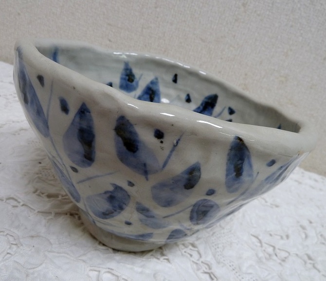 (☆BM)染付 茶碗型 花器 水盤 染付 葉柄 日本伝統工芸 丼 華道具 水盤 陶器製 器拍卖