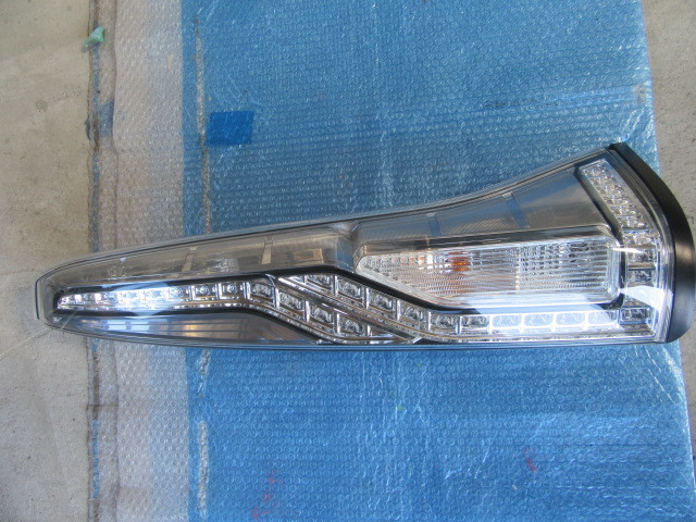 C26 FNC26 HFC26 セレナ ハイウェイスター 右テールライト テール右レンズ テールランプ右 純正 KOITO 220-23682 NISSAN SERENA拍卖