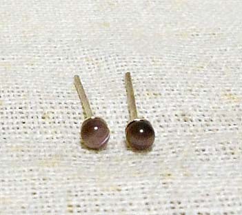 キャッツアイのように一本白い筋が入っている真丸ピアス<紫2個セット>【匿名配送可】拍卖