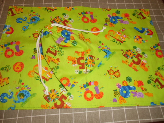 No.32 大判裏付ランチョンマット&巾着 ハンドメイド 40x60 黄緑アニマル&数字拍卖