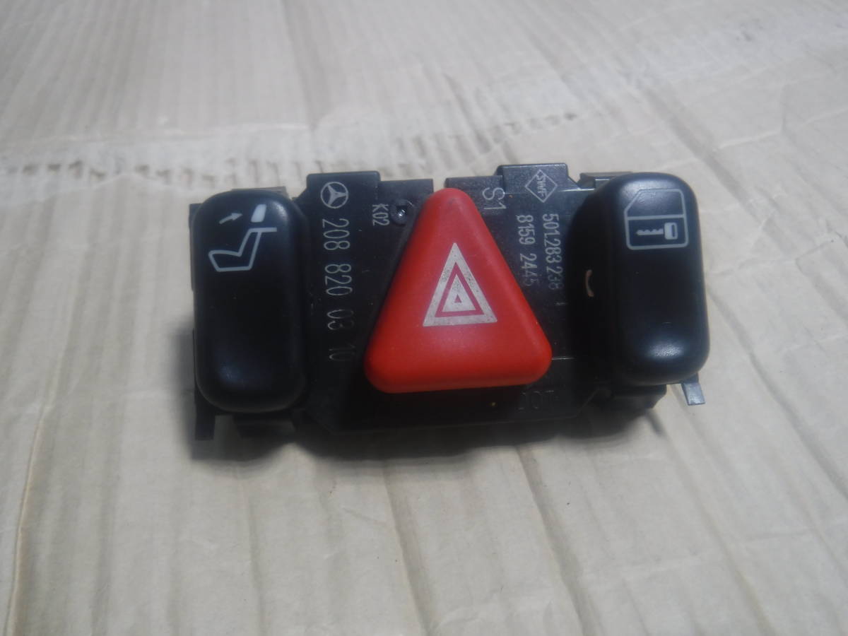 ベンツEクラスW210純正E240ハザードスイッチ2088200310ドアロックA210 680 07 78シート操作スイッチ ハザード即決即日発送可能!!拍卖