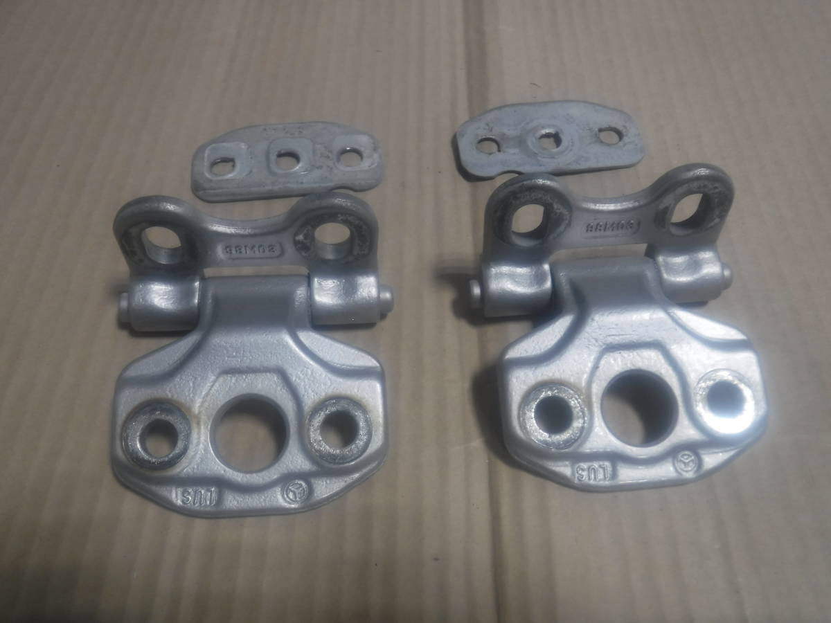 ベンツEクラスW210右フロントドア上下ヒンジ純正ドアヒンジ蝶番744シルバーE240運転席側E320 98M03 セット メルセデス部品取り車あり拍卖