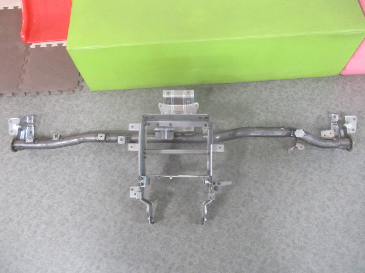 ビックホーンTA- UBS26GWいすゞ6VE1ビッグホーン純正ダッシュボード骨組みダッシュ インパネ センターパネル ベース ステー部品取り車あり拍卖