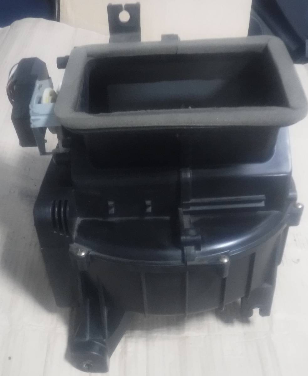 ビックホーンUBS26GWいすゞ ビッグホーン エアコン ヒーター ブロア ファン ケース ハウジング内気循環アクチュエーター外気導入フラップ拍卖