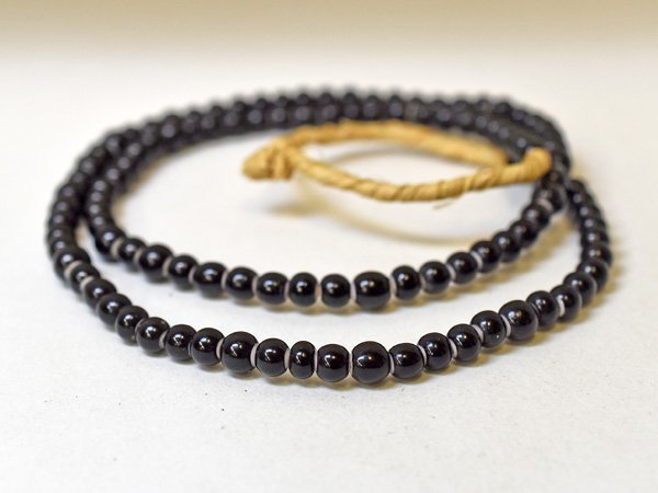 ●わくわく とんぼ玉★得割! ホワイトハーツ黒丸型中粒ビーズ一連B(Φ5.5mm) ガラスビーズ 蜻蛉玉 トンボ玉 【J23002B】拍卖