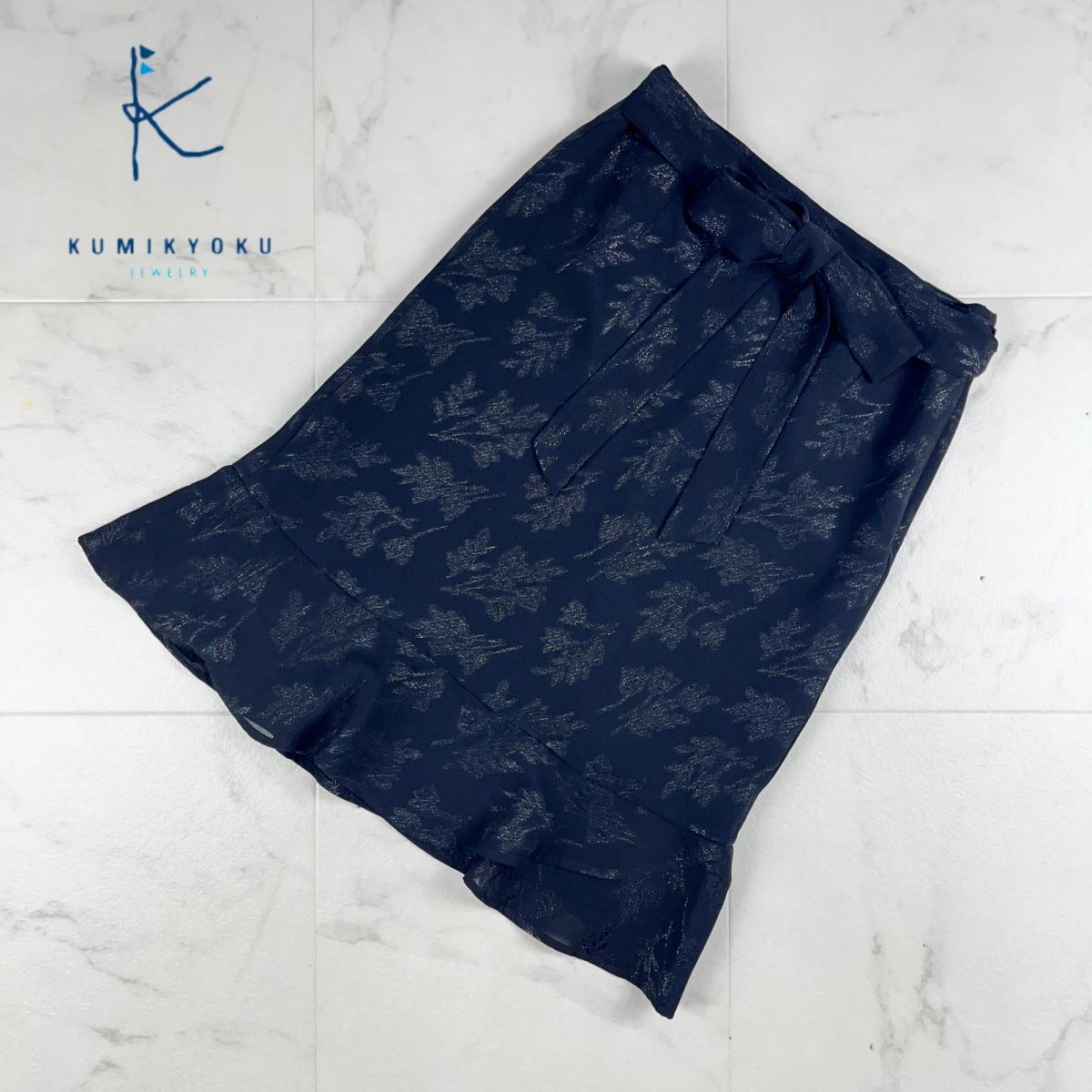 美品 組曲 クミキョク ウエストリボン 模様刺繍 ペプラムスカート 膝丈 裏地あり レディース ボトムス 黒 ブラック サイズS2*HC501拍卖