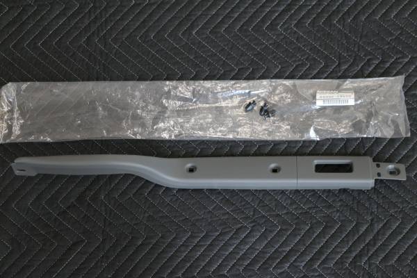 BNR32 スカイラインGT-R(2ドア・4ドア全車種) プレートトランクリア 運転席側 日産純正(右のみ)新品未使用 N32-19拍卖