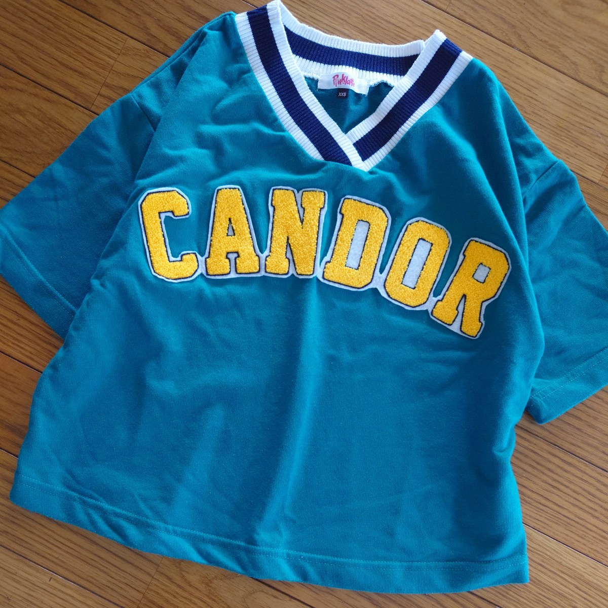 ピンクラテxxs立体カレッジロゴVネックトップスふグリーン140ワイドシルエット丈短ジュニアティーンズユニフォームTシャツさし色コーデ拍卖