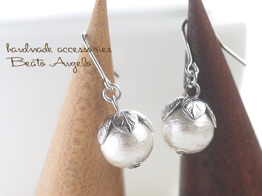 ◆◆+angelo+コットンパールの一粒ピアス(p-358)ホワイト S 8mm リーフ チタン 樹脂 イヤリング拍卖