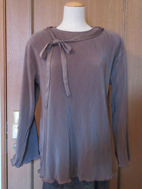 A)■ブランド品■【ELENCARE DUE エレンカーレ デュエ】■手洗い可能/ポリ■グレージュ系/総プリーツ■ネック/リボン付きカットソー■拍卖