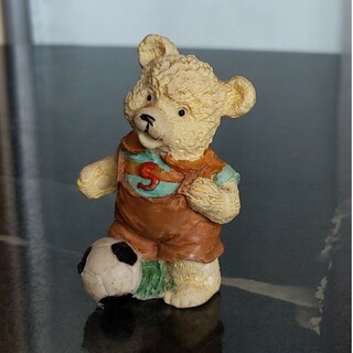 サッカーをするクマの置物/陶器/高さ7cm ◆雑貨/置物/インテリア/小物/拍卖