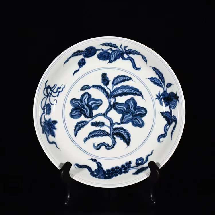 大明成化年制款 染付 折枝花果紋盤 唐物 中国美術 工芸品 高さ5.2cm 直径27.5cm 【HB796】拍卖