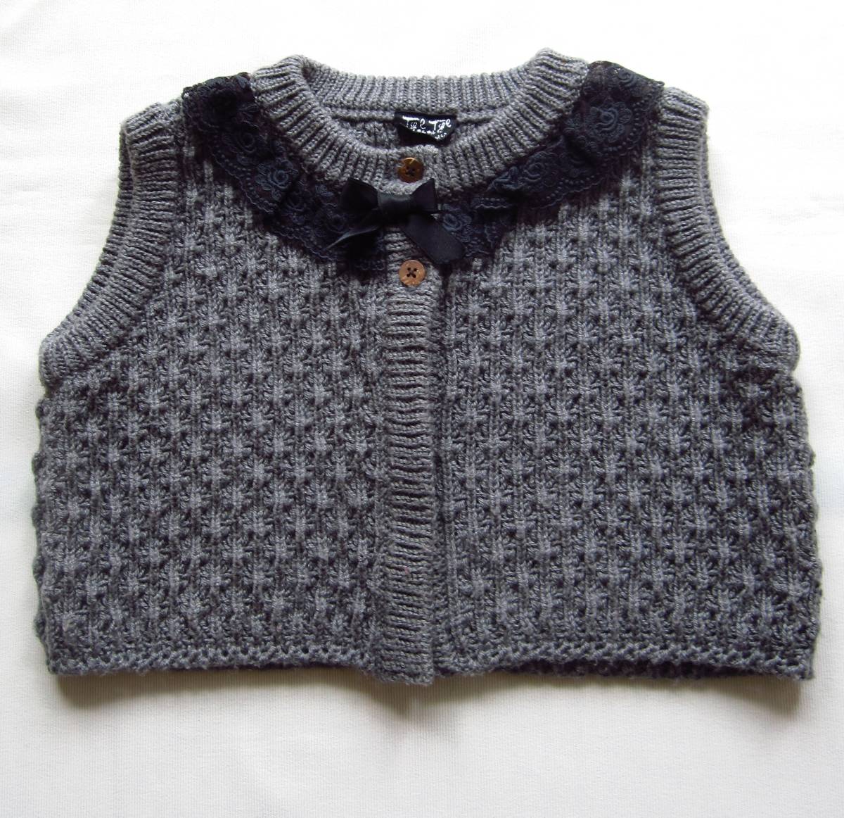 美品 日本製 TYLTYL チルチル 女児ニットベスト 編み物 110 グレー 襟周り黒レース リボン拍卖