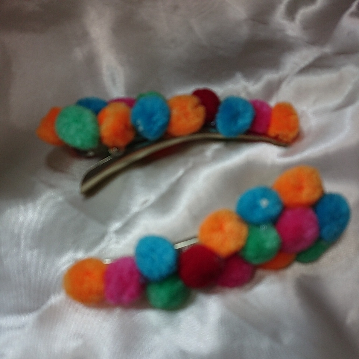 激安START!! ハンドメイド 小さなポンポンがいっぱいのヘアークリップ 2コセット イベント コスプレ 拍卖