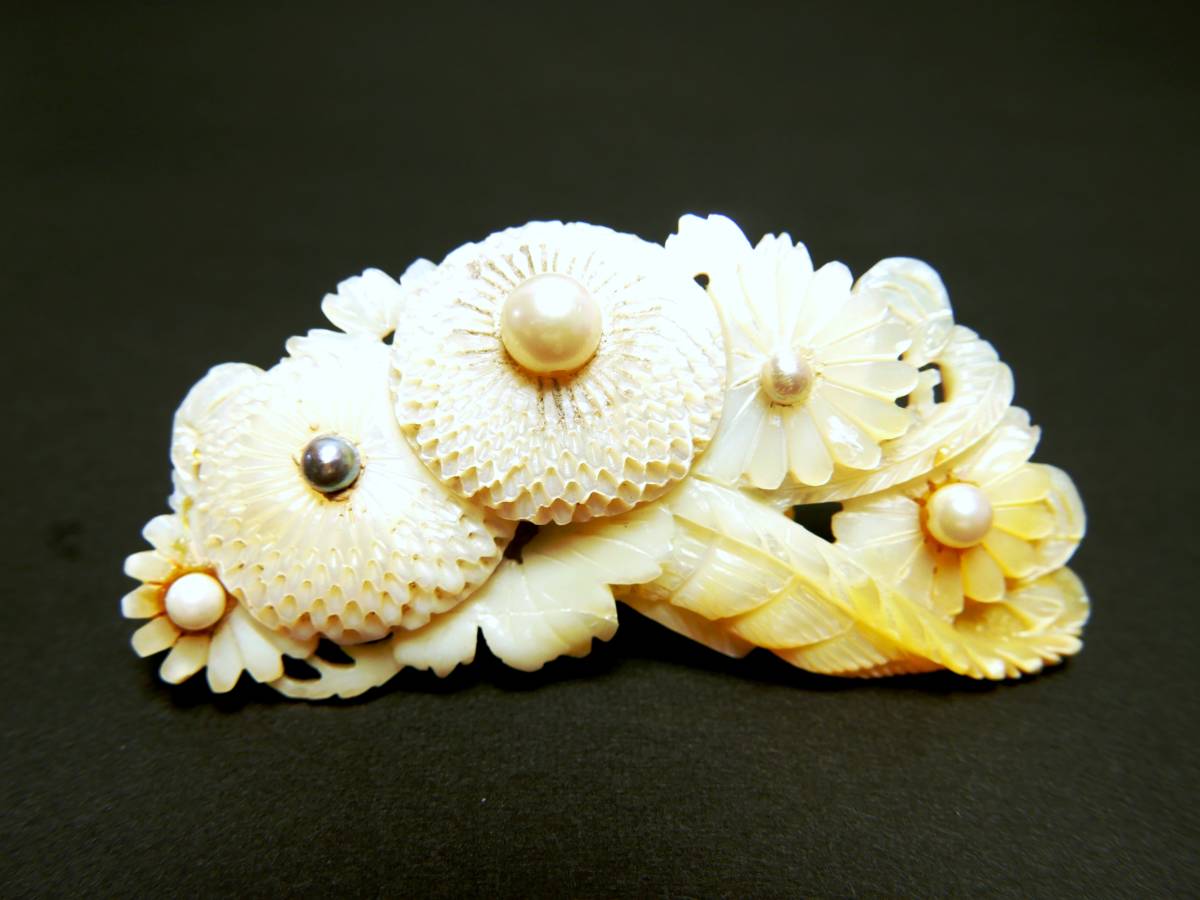 【古美道】白蝶貝 真珠 菊花彫刻 アンティーク帯留 和装小物 78101001拍卖