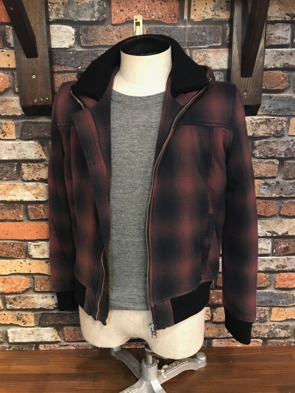 F849 メンズブルゾン RAGE BLUE レイジブルー おしゃれ 人気 カジュアル ジャケット アウター チェック 柄 レッド タイト ショート/ M拍卖