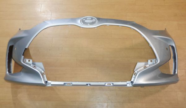 ATM3Xc20★KSP210★MXPA10★MXPA15★MXPH10★MXPH15★ヤリス★★純正フロントバンパー★★52119-52E70★シルバー★拍卖