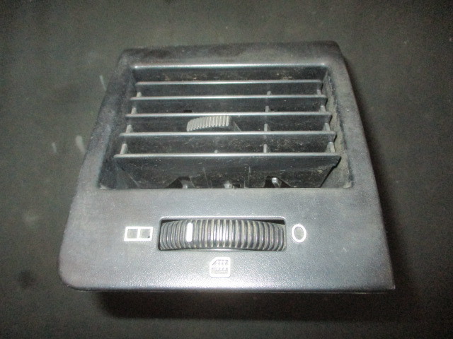 ■ベンツ W638 V230 エアコン吹き出し口 左 中古 部品取あり エアベント エアヴェント ダクト 吹出し口 アウトレット ダッシュボード V280 拍卖