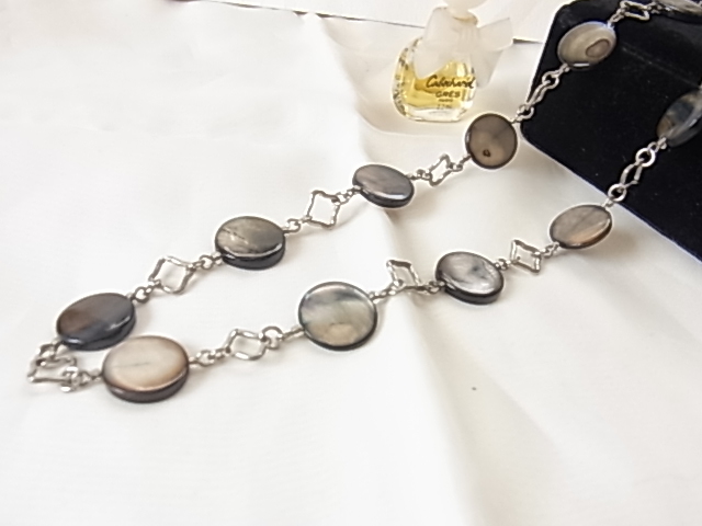 ビンテージ/ヴィンテージ コイン系の丸い円形のプレートが個性的な印象のデザイン シック 材質不明 年代問わないロングネックレス◇◇拍卖