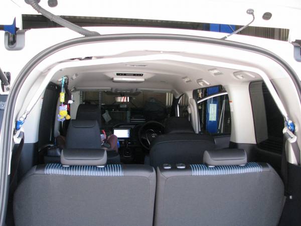 ノア、ボクシー(#R80系ハイブリッド含む)用 リヤピラーバー TY1400-PIE-00(天井に沿わすスクエアタイプ)新品箱入り、税込み拍卖