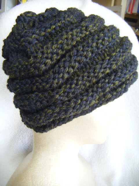 冬*手編み男女兼用キャップ*純毛*濃いモスグリーン。薄いモスグリーン。紺ぽい濃い灰。等に変化*凸の段凹の段 63拍卖