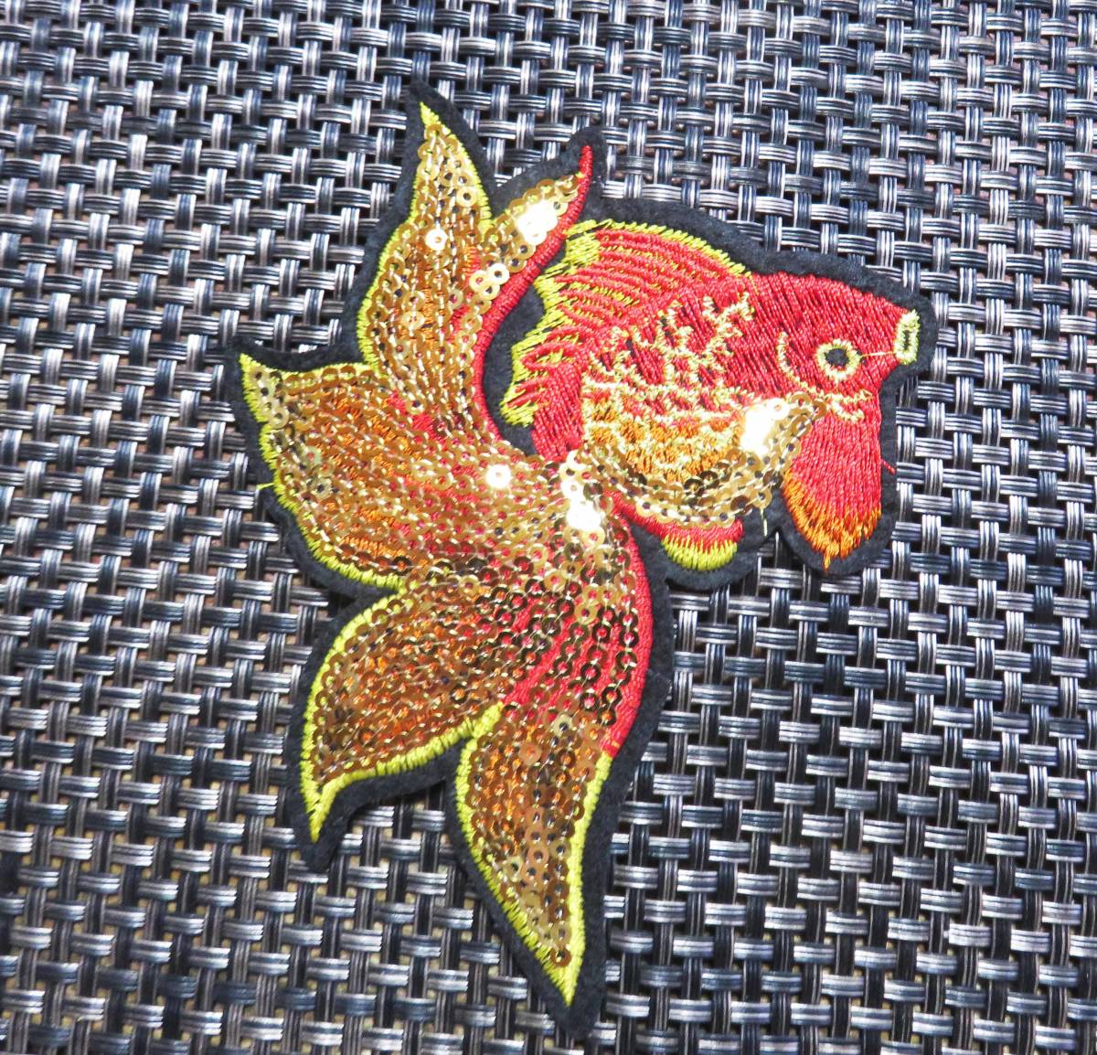 《右遊泳縦太広尾金魚》■豪華 金赤■スパンコール◆新品 デメキン 刺繍ワッペン◇アート ファッション ミリタリー■洋服衣類衣服DIY 拍卖